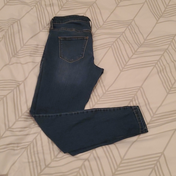 Universal Thread Mid Rise Jeans - Size 4 - Picture 4 of 4